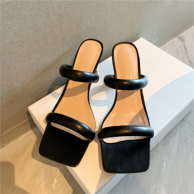 Zwarte gezwollen sandalen, gewatteerde schoenen met twee banden