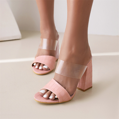Roze doorzichtige muiltjes met krokodillenprint en sandalen met dikke hakken en schoenen met hoge hakken