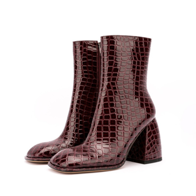 Bruine laarzen met blokhak en krokodillenprint, vierkante neus, enkellaarsjes met zijrits