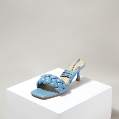 Blauwe geweven mule gewatteerde sandalen met klittenband