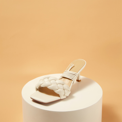 Witte geweven muiltjes met klittenband en gewatteerde sandalen