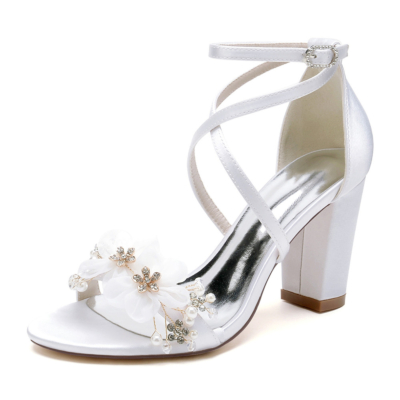 Witte bloem verfraaid satijnen sandalen dikke hakken gekruiste band bruidsschoenen