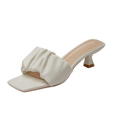 Witte gewatteerde sandalen Zomerslippers met lage hakken en vierkante neus
