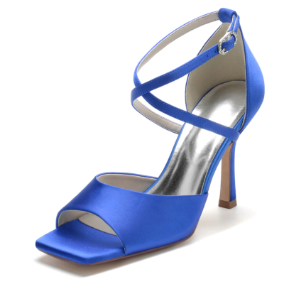 Koningsblauwe satijnen sandalen met stilettohak en gekruiste bandjes