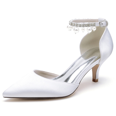 Witte satijnen kitten heels D'orsay pumps met parel enkelbandje trouwschoenen
