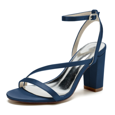 Marineblauwe satijnen open teen sandalen met enkelbandje en dikke hak voor dames