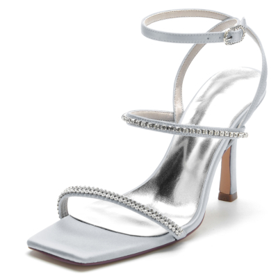 Zilverkleurige satijnen strass tri-bandjes open teen naaldhak party sandalen
