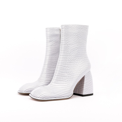 Witte laarzen met blokhak en vierkante teen, enkellaarsjes met zijrits