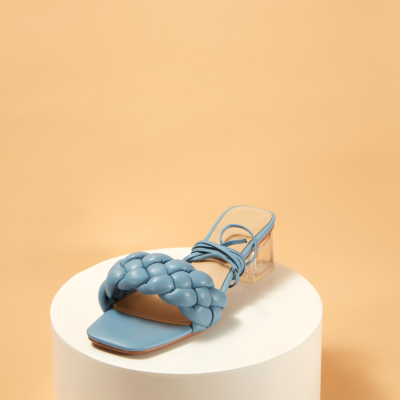 Blauwe gewatteerde sandalen met vierkante neus en doorzichtige hak muiltjes